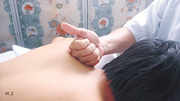 Xoa bóp chữa đau vai gáy do tư thế - 2 Hình 2
