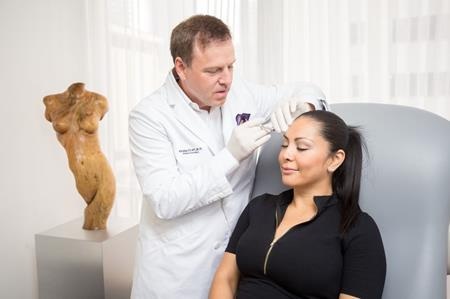 Phillip từng tiến hành nhiều cuộc phẫu thuật làm đẹp cho Anna