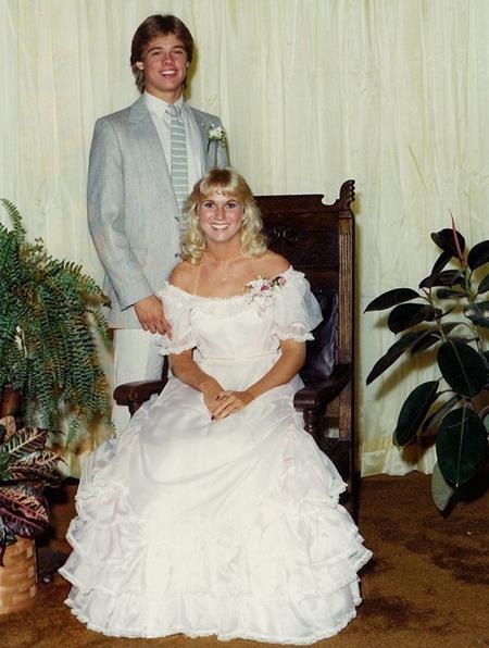 Trước khi hẹn hò với hàng loạt người đẹp nức tiếng Hollywood như Christina Applegate, Juliette Lewis, Thandie Newton, Demi Moore, Gwyneth Paltrow, Jennifer Aniston và Angelina Jolie, Brad Pitt cũng đã kịp có cho mình một “nàng thơ” ngay từ hồi còn học trung học, đó là cô bạn gái Tonya Westphalen. Trong buổi lễ tốt nghiệp vào năm 1982, trông Brad Pitt cực kỳ điển trai và đáng yêu khi sánh đôi bên tình yêu đầu đời.