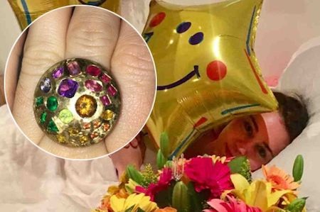 Miley Cyrus mừng rơn vì được bạn trai tặng nhẫn “khủng” - 1 Miley Cyrus vô cùng hạnh phúc với món quà sinh nhật của bạn trai