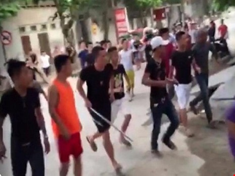 Tuyên án các bị cáo vụ truy sát kinh hoàng tại Phú Thọ - 2 Nhóm côn đồ do Thao cầm đầu dùng hung khí để truy sát đối phương. Ảnh cắt từ clip