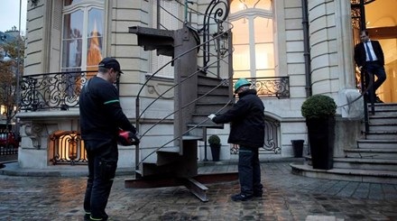 Đại gia châu Á chi nửa triệu USD mua 14 bậc thang tháp Eiffel - 1 
Đoạn cầu thang của tháp Eiffel vừa được bán đấu giá tại Pháp.