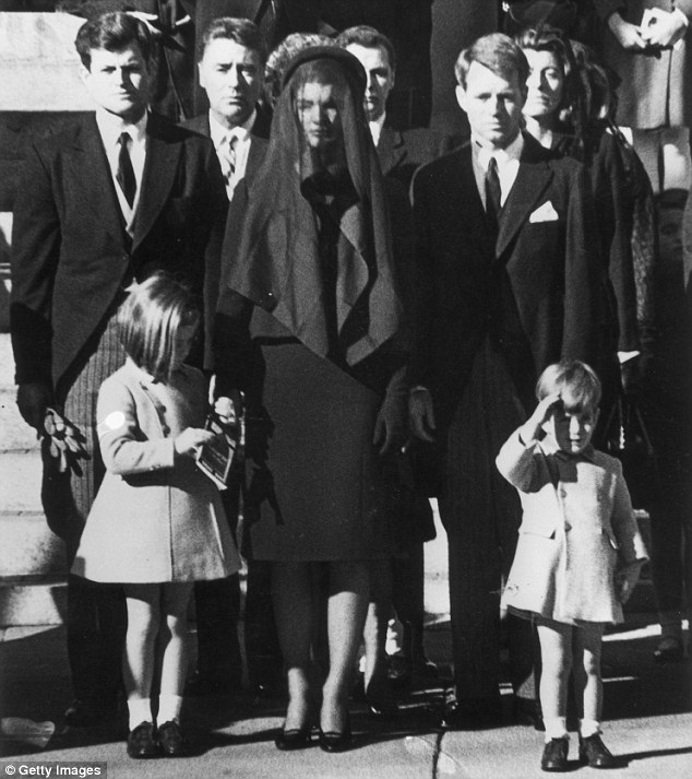 Hành động khó hiểu của bà Kennedy tại lễ tang chồng - 2 Bà Jackie và các con trong đám tang của chồng.