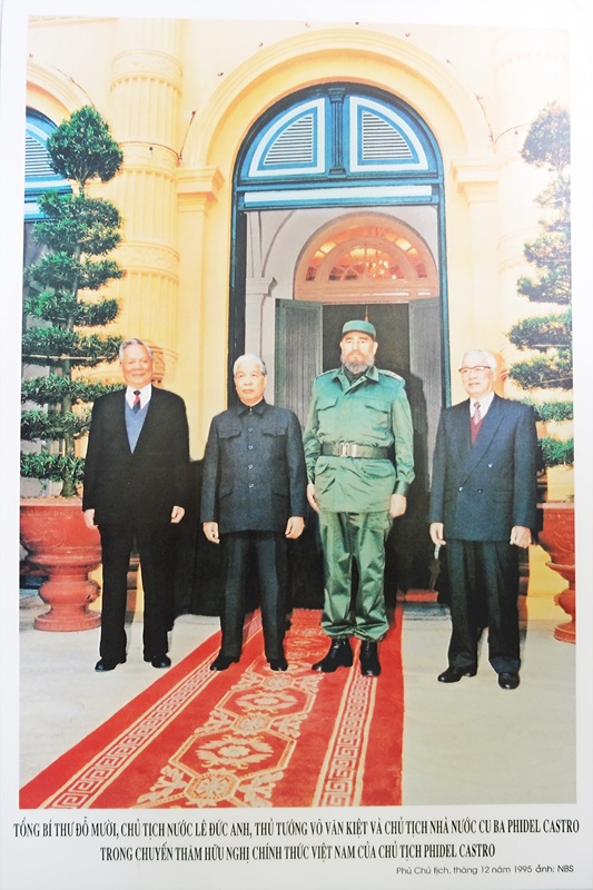 Vị Bộ trưởng 4 lần gặp Fidel - 2
Chủ tịch Fidel Castro bắt tay những nữ du kích Gio Linh, Quảng Trị.