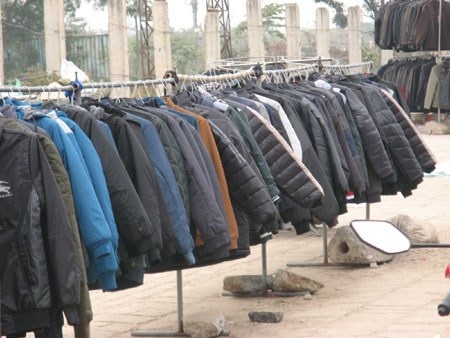 Khí lạnh tăng cường, dân buôn 'hái ra tiền"nhờ bán hàng trăm áo phao/ngày - 2 Những chiếc áo này sẽ giúp cho nhiều người đi đường ngăn gió lạnh trên đường về quê.