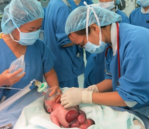 Phẫu thuật cứu sống trẻ sơ sinh nội tạng nằm ngoài ổ bụng - 1 Em bé được các bác sĩ hồi sức ngay sau khi sinh - hầu hết tạng của bé đều nằm ngoài thành bụng.