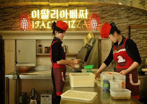 Khám phá cuộc sống của "tầng lớp trung lưu" mới ở Triều Tiên - 2 Một cửa hàng Pizza cao cấp ở Triều Tiên. (ảnh: Washington Post).