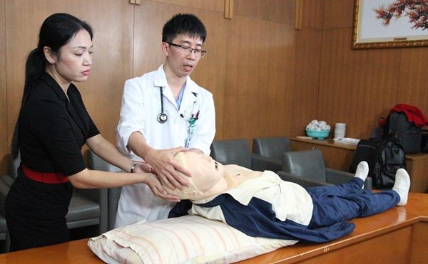 Cách đơn giản cứu người đột quỵ tại nhà - 2 Để bệnh nhân nằm nghiêng, xoay nghiêng sang 1 bên để tránh bị sặc