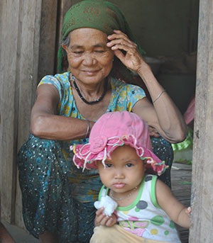 Lấy chồng... trả góp - 2 Bà Hờ Nâu và đứa con gái của chị Hờ Riên.