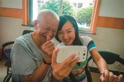 Trung Quốc: Viện dưỡng lão tặng quà, con đổ xô thăm cha - 2