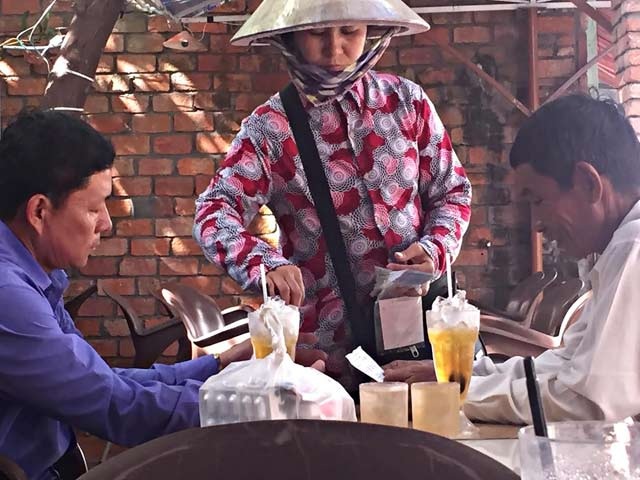 Sau "cơn sốt" Vietlott: Tổng kiểm tra vé số “kiểu Mỹ” ở miền Tây - 2 Người bán vé số “kiểu Mỹ” dạo trên địa bàn TP.Rạch Giá, tỉnh Kiên Giang.
