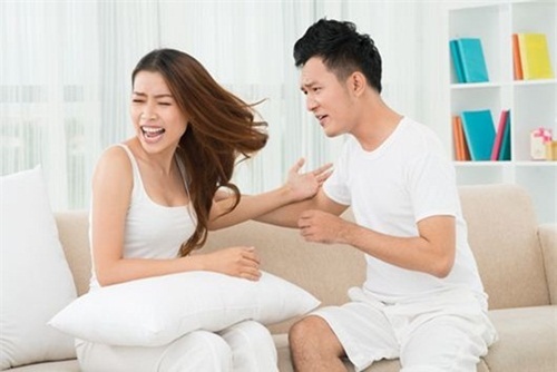 Tị nạnh quà biếu Tết, vợ lao đầu vào tường ăn vạ - 1
Ảnh có tính chất minh họa. Nguồn ảnh: Internet
