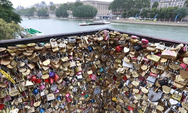Paris bán khóa tình yêu ủng hộ tiền cho người tị nạn - 1 Paris bán khóa tình yêu ủng hộ tiền cho người tị nạn - 1