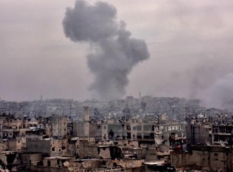Phiến quân đầu hàng, Syria chiếm thành cổ Aleppo - 2 Khói bốc lên sau khi lực lượng Chính phủ Syria không kích các mục tiêu của quân nổi dậy trên đường tiến vào Karm al-Jabal để giải phóng Aleppo ngày 5/12