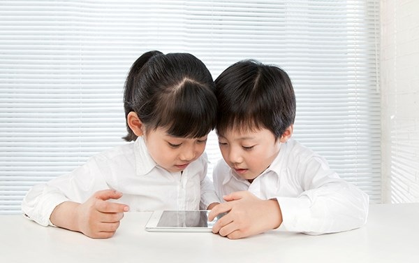 Tại sao người mẹ không nên vừa cho con bú vừa xem TV? - 2
Ảnh minh họa. (Nguồn: thepaper.cn)