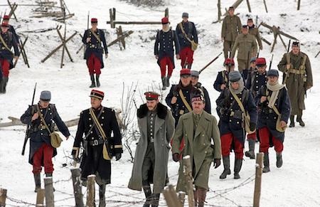 Lấy bối cảnh thế chiến thứ nhất ngay tại chiến trường biên giới ba bên Pháp - Đức - Anh nhưng “Joyeux Noël” lại chứa đựng những giây phút nghẹn ngào xúc động khi người lính ba phe cùng buông vũ khí, ngừng bắn một đêm để ăn mừng đêm Chúa Giáng Sinh.