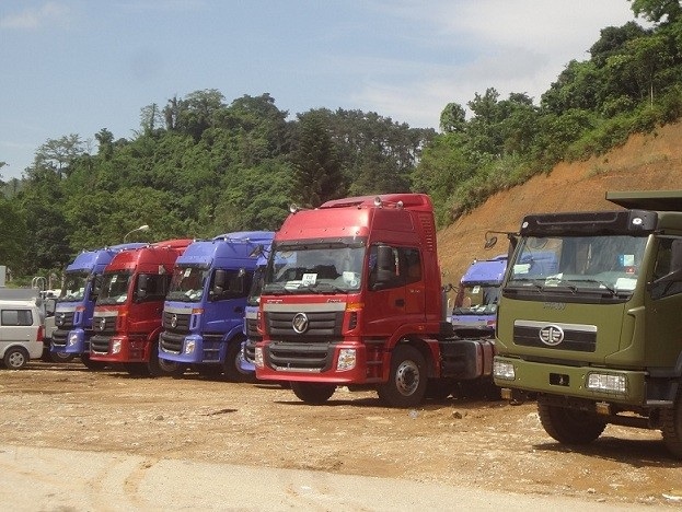 Ô tô nhập ùn tắc: Giá xe đắt thêm trăm triệu đồng - 2
Ô tô tải nhập khẩu qua cửa khẩu quốc tế Hữu Nghị - Lạng Sơn. Ảnh: L.Bằng
