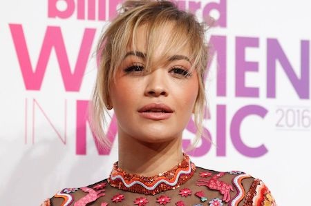 Nữ ca sĩ 9x suýt bị lừa mất trắng hàng ngàn đô la Mỹ - 1
Rita Ora vừa bị dính vào một vụ gian lận tài chính