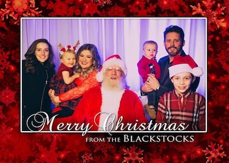 Trầm trồ trước loạt thiệp Giáng sinh cực kỳ đáng yêu của các sao - 1 Nữ ca sĩ Kelly Clarkson vừa khoe tấm thiệp mừng vô cùng hạnh phúc bên chồng con và ông già Noel