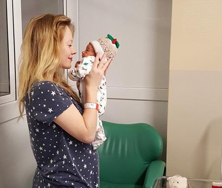 Vừa vật vã sinh con vừa hát Giáng Sinh - 1 Jeanine sinh con vào đúng đêm Giáng Sinh