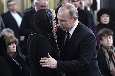 Tổng thống Putin chia buồn với bà Marina Karlova tại đám tang. Ảnh: The Sun.