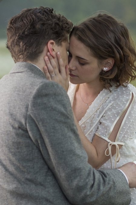 Những nụ hôn ngọt ngào “đốt cháy” màn bạc trong năm 2016 - 1 Đã là lần thứ ba Kristen Stewart và Jesse Eisenberg hoá thân thành người tình màn ảnh của nhau nên không có gì khó hiểu khi cảnh hôn của cặp sao này trong bộ phim “Café society” có được những xúc cảm hết sức tuyệt vời và chân thật