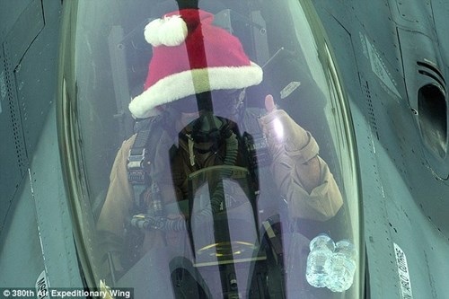 "Ông già Noel" lái chiến đấu cơ không kích IS - 2 Một phi công đội mũ đỏ thực hiện nhiệm vụ không kích