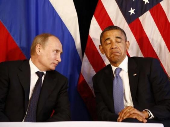 Những lần "chạm trán" đáng nhớ của Putin và Obama - 2 Bức ảnh chụp khoảnh khắc chạm mặt đầy miễn cưỡng giữa hai nguyên thủ quốc gia hai siêu cường thế giới tại Mexico ngày 18-6-2012.