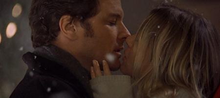 Ngất ngây với những nụ hôn giao thừa đầy say đắm trên màn ảnh - 1 Nụ hôn giữa Bridget Jones (Renée Zellweger) và Mark Darcy (Colin Firth) trong bộ phim “Bridget Joness diary” chắc chắn là một trong những nụ hôn nóng bỏng nhất vào đêm giao thừa với không gian ngập đầy tuyết rơi và chút ngượng ngùng nhưng lại đầy đam mê, đắm đuối