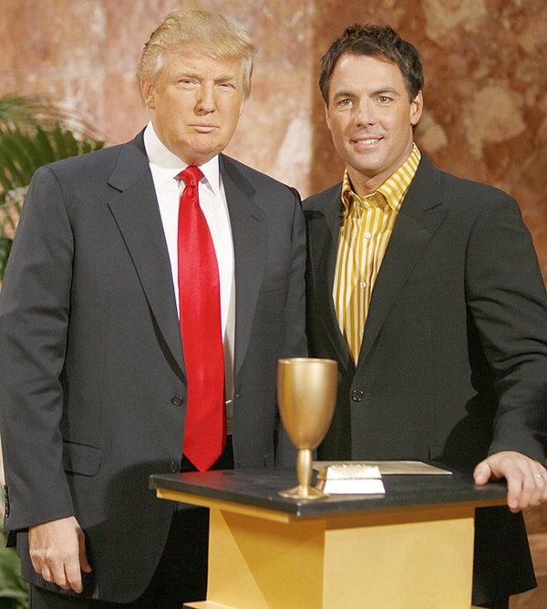 Vàng tăng lên 38 triệu đồng/lượng: Nỗi ám ảnh Donald Trump - 11
Màu áo nhân viên tới chiếc bàn cũng màu vàng