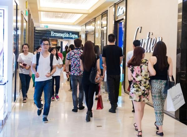Tràng Tiền Plaza gửi ngàn yêu thương đến một nửa thế giới - 10 TTTM Tràng Tiền là nơi quy tụ nhiều thương hiệu nổi tiếng như Paul & Shark, Just Cavali, Banana Republic…cũng như các thương hiệu dành cho giới trẻ như Mango, Gap, Tommy Hilfiger, Calvin Klein Jean & Nike. Khách hàng đến với Tràng Tiền Plaza vào dịp này sẽ được chiêm ngưỡng và mua sắm các sản phẩm thu đông mới của các thương hiệu lớn trên thế giới với giá ưu đãi.