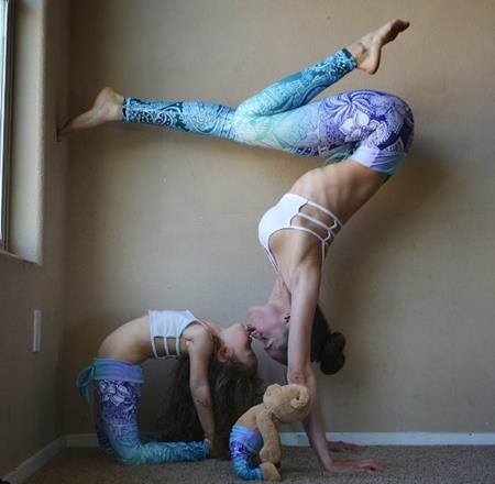 Mãn nhãn với chùm ảnh tập yoga của ba mẹ con - 10 “Người bạn gấu” của bé Cataleya cũng thường xuất hiện trong các bức hình