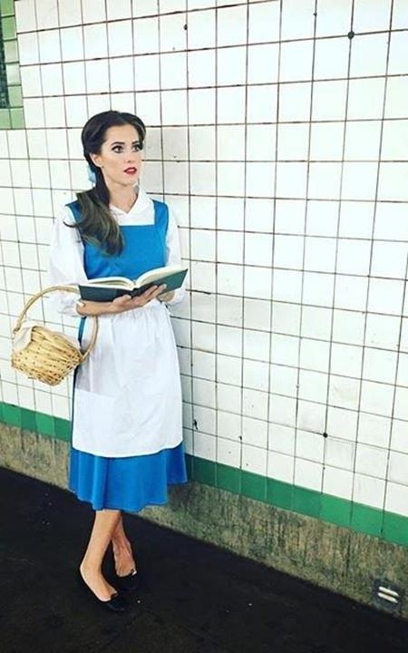 “Đã mắt” với loạt trang phục ấn tượng của các sao trong ngày Halloween - 10 Nữ diễn viên Allison Williams thực sự là một nàng Belle vô cùng xinh đẹp bước ra từ tác phẩm “Người đẹp vào Quái vật”