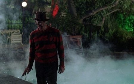 Những tác phẩm “kinh sợ” cho mọi mùa Halloween - 10 “A nightmare on Elm street” (1980) kể về Freddy Krueger, một kẻ giết người hàng loạt bằng cách đi vào giấc mơ của nạn nhân và giết họ, ai bị giết trong giấc mơ cũng sẽ bị chết thật ngoài đời. Chính điều này đã khiến Freddy Krueger trở thành nhân vật luôn gây ám ảnh cho nhiều thế hệ khán giả trên toàn thế giới. Freddy Krueger thậm chí còn được xếp hạng là kẻ phản diện thứ 40 trong Danh sách 100 anh hùng và kẻ phản diện của Viện phim Mỹ.
