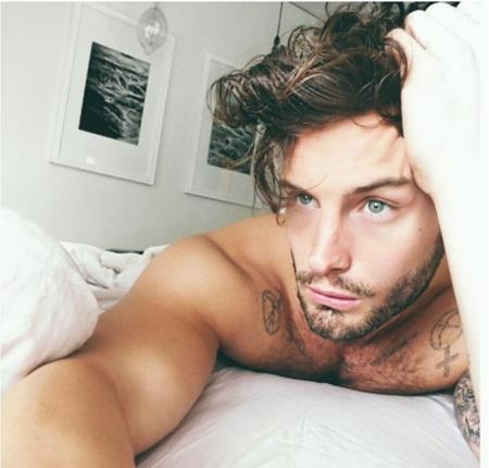 Sao và những bức hình tự sướng gây “sốt” trong năm qua - 10 Nam tài tử Nico Tortorella cũng tự tin khoe ảnh “nóng” ở trên giường