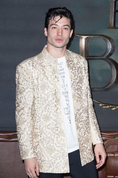Dàn sao “bự” hội tụ trong lễ ra mắt bom tấn “Fantastic beasts” - 10 … và nam tài tử Ezra Miller cũng đã tới chung vui