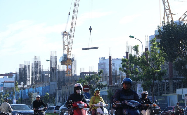 Tắc đường nghiêm trọng dọc lộ trình tuyến buýt nhanh sắp hoạt động ở Hà Nội - 9
Các dự án xây dựng chung cư, nhà thương mại cao tầng liên tục mọc lên hai bên tuyến đường Lê Văn Lương - Tố Hữu - Lê Trọng Tấn. Cần cẩu sắt lơ lửng trên đầu người tham gia giao thông.