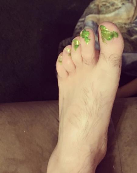 Chùm ảnh chứng minh làm cha thật khó - 10 Khi con muốn tập sơn móng chân bằng đồ ăn