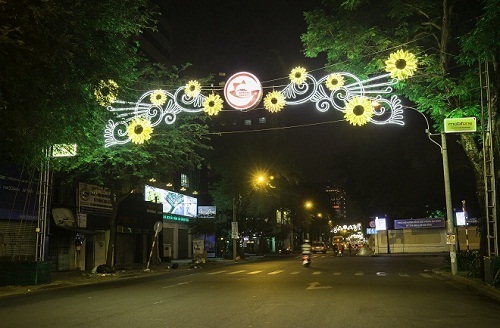 Bên cạnh đó, TP.HCM còn tổ chức chương trình chiếu ánh sáng nghệ thuật 3D và chương trình đếm ngược chào đón năm mới trên phố đi bộ Nguyễn Huệ.