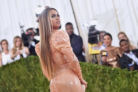 Những ngôi sao quyền lực nhất thế giới năm 2016 - 10 Trong năm qua, Beyoncé đã có một màn trở lại vô cùng hoành tráng với album “Lemonade”. Thông minh, mạnh mẽ, quyến rũ mà vẫn trọn vẹn đến hoàn mĩ, không có gì khó hiểu khi “Lemonade” giúp Beyoncé dẫn đầu danh sách đề cử giải Grammy lần thứ 59 với 9 đề cử và chính thức lập nên kỉ lục mới trong lịch sử giải thưởng âm nhạc lớn nhất hành tinh. Ngoài ra, ca khúc “Formation” của Beyoncé cũng trở thành bài hát được tra cứu nhiều nhất năm 2016 và bản thân Queen Bey cũng chính là ca sĩ được tìm kiếm nhiều nhất năm, theo thống kê của Google.
