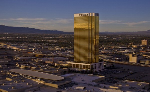 Vàng tăng lên 38 triệu đồng/lượng: Nỗi ám ảnh Donald Trump - 12
Tòa nhà của vị tỷ phú như một thỏi vàng