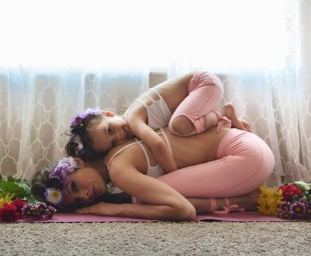 Mãn nhãn với chùm ảnh tập yoga của ba mẹ con - 12 Summer thổ lộ việc tập luyện giúp các con trở nên bình tĩnh và cũng dẻo dai, khỏe mạnh hơn