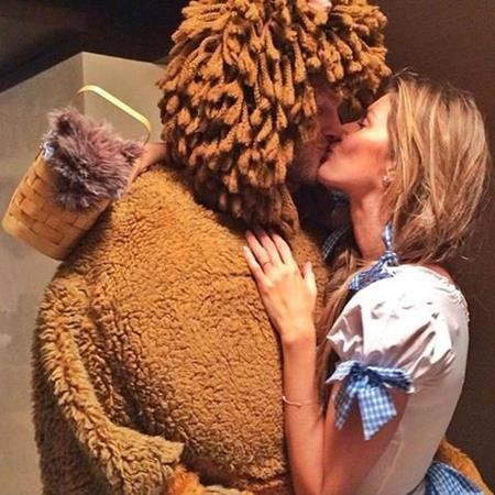 Chiêm ngưỡng những bộ cánh đẹp nhất cho mùa Halloween - 12 Siêu mẫu Gisele Bundchen đã hóa thân thành nhân vật Dorothy trong “Phù thủy xứ Oz” và trao cho ông xã Tom Brady một nụ hôn vô cùng ngọt ngào