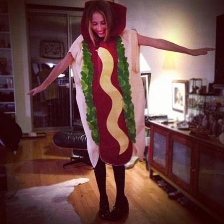 “Đã mắt” với loạt trang phục ấn tượng của các sao trong ngày Halloween - 12 Người đẹp Harley Viera Newton hẳn sẽ khiến nhiều fan đói ngấu nghiến khi hóa trang thành món bánh kẹp xúc xích