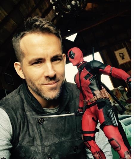 Sao và những bức hình tự sướng gây “sốt” trong năm qua - 12 Ryan Reynolds vô cùng hào hứng khi khoe ảnh tự sướng với nhân vật Deadpool
