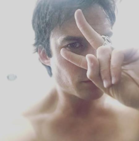 Sao và những bức hình tự sướng gây “sốt” trong năm qua - 13 Chàng “ma cà rồng” Ian Somerhalder đã khiến cho không ít fan nữ ngây ngất với bức hình tự sướng “nóng bỏng tay”