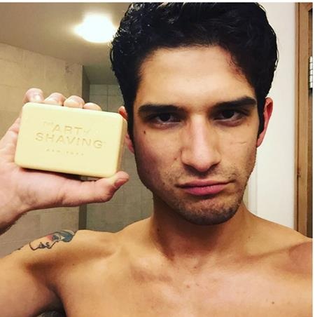 Sao và những bức hình tự sướng gây “sốt” trong năm qua - 14 “Người sói tuổi teen” Tyler Posey hài hước khoe ảnh tự sướng trong nhà tắm