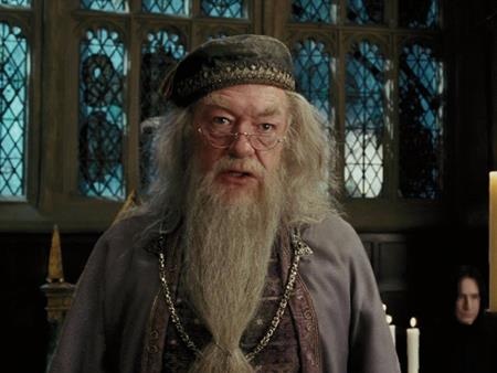 Nam diễn viên Michael Gambon đã thay thế Richard Harris vào vai hiệu trưởng Albus Dumbledore từ phần phim thứ ba