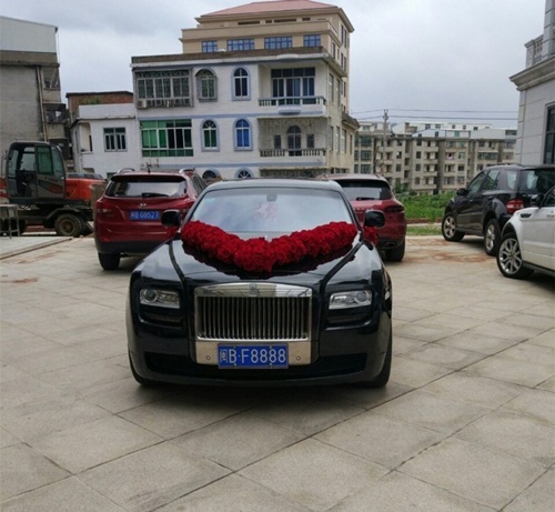 Cô dâu Trung Quốc đeo hàng chục kg vàng trong ngày cưới - 9 Chiếc siêu xe với biển tứ quý 8888 trong đoàn rước dâu.