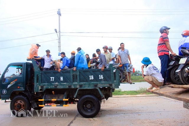 Bình Định: Dân sợ băng dòng lũ, xe tải kiếm tiền triệu mỗi ngày - 9 Bình Định: Dân sợ băng dòng lũ, xe tải kiếm tiền triệu mỗi ngày - 9